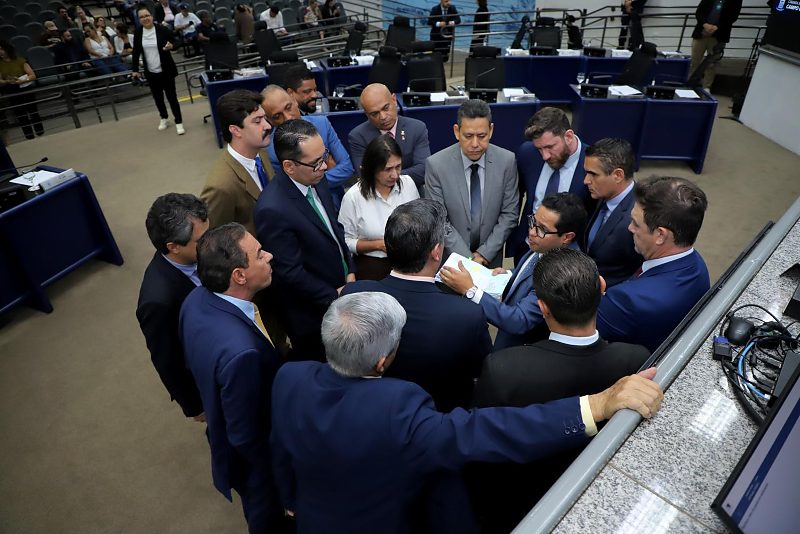 Vereadores dialogando sobre pautas que tramitam pela Casa de Leis