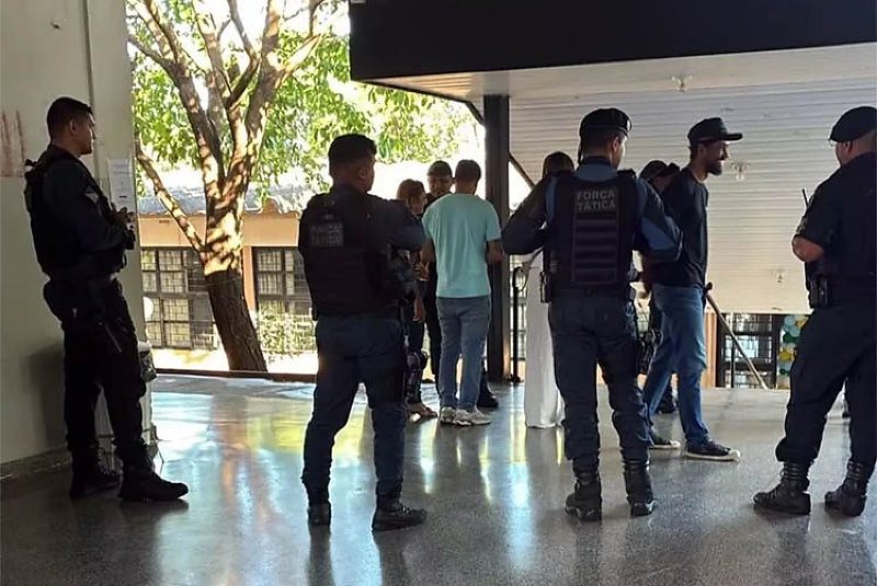 Vereador (de verde) conversa com gerência da UEMS em Paranaíba
