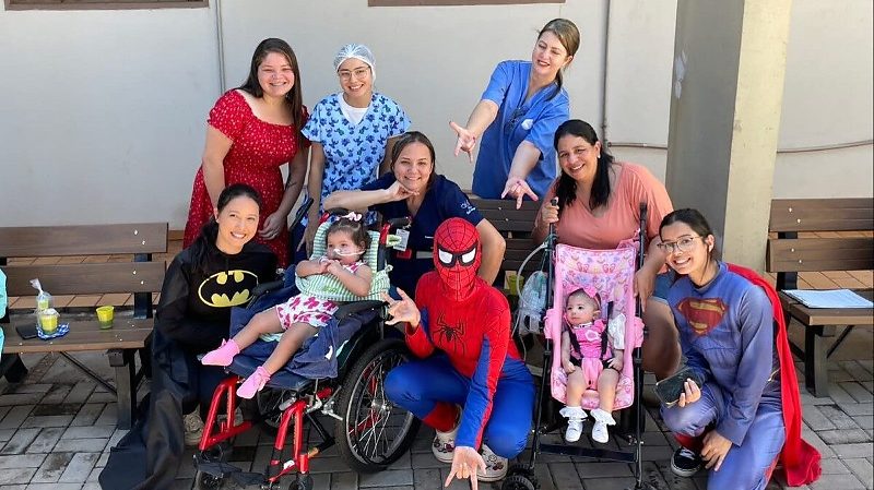 Em comemoração ao Dia das Crianças, pacientes do Hospital Universitário participaram de piquenique com atividades recreativas e momentos de descontração
