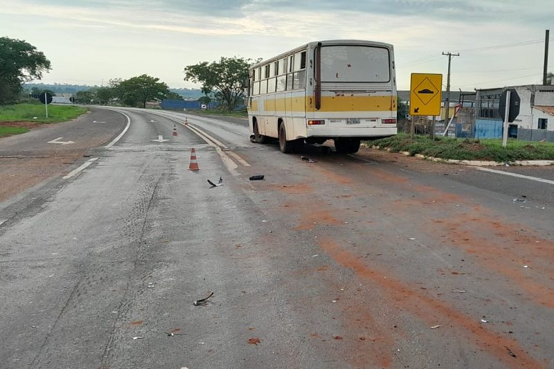 Acidente ocorreu na manhã de domingo (11), em Paranaíba; jovem de 19 anos que conduzia a motocicleta ficou ferida.