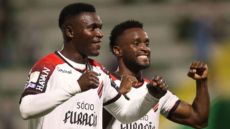 Viveiros chega aos 21 gols e ajuda o Athlético na vitória sobre a Chapecoense