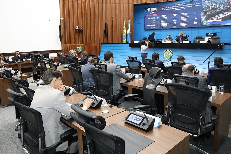 Deputados analisando pautas que tramitam pela Casa de Leis