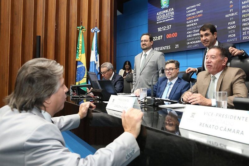 Deputados dialogando projetos que tramitam pela Casa de Leis