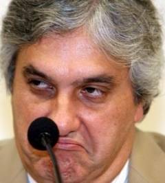 Delcídio olha e aprova carrão de Bernal...